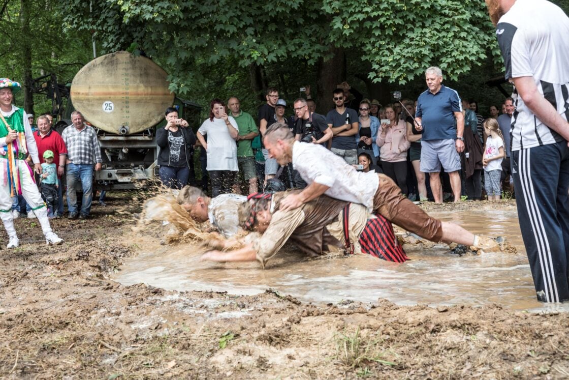Dreckschweinfest Hergisdorf immaterielles Kulturerbe Pfingsttanz Mansfelder Grund LHBSA/M. Behne, lautwieleise.de. Gefördert durch das Land Sachsen-Anhalt