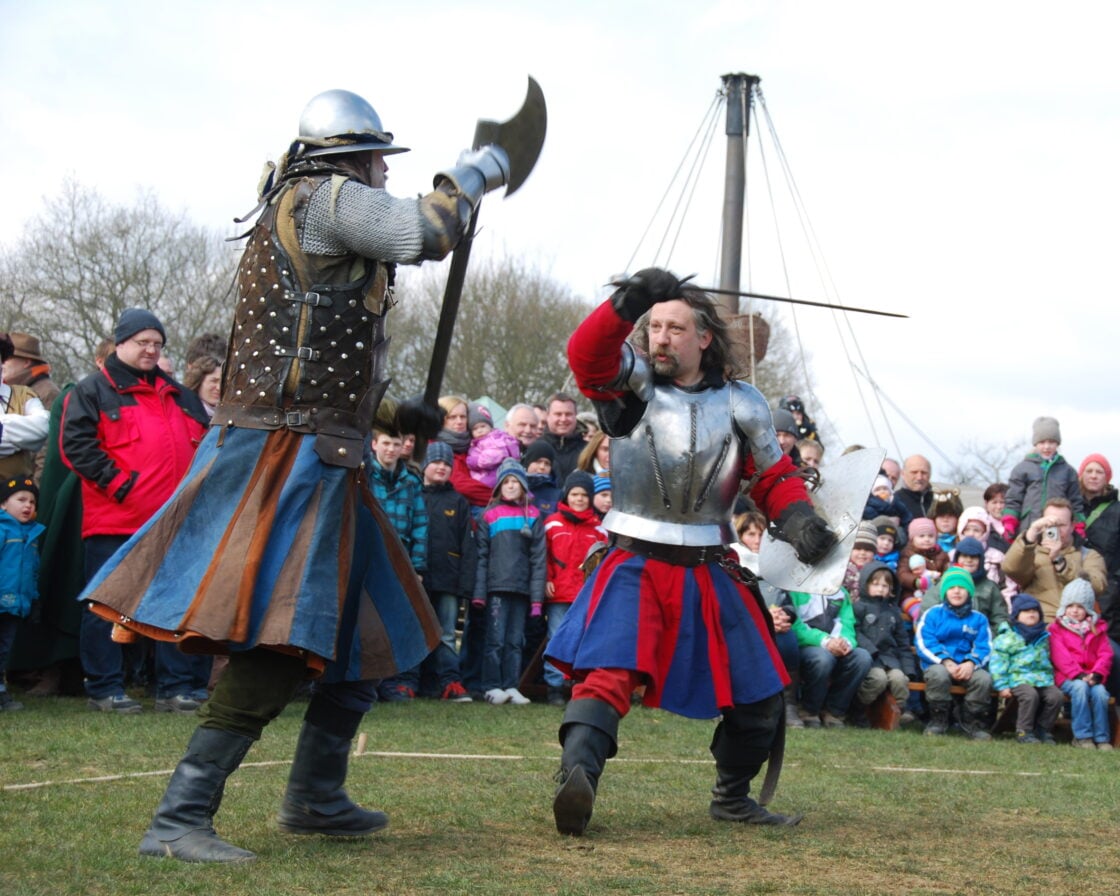 Ritterduell beim Mittelalterfest auf Burg Falkenstein Foto: H. Bibow