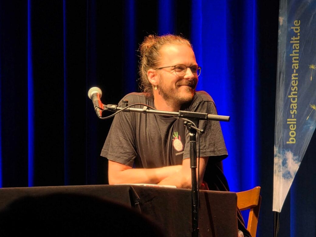 Arne Semsrott bei einer Lesung in Magdeburg Foto: Leonard Schubert