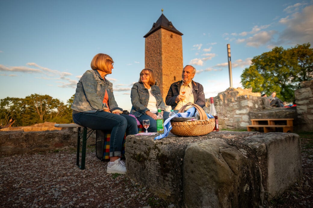 Picknick auf Burg Giebichenstein in Halle. Foto: Investitions- und Marketinggesellschaft Sachsen-Anhalt mbH / Alf Maron
