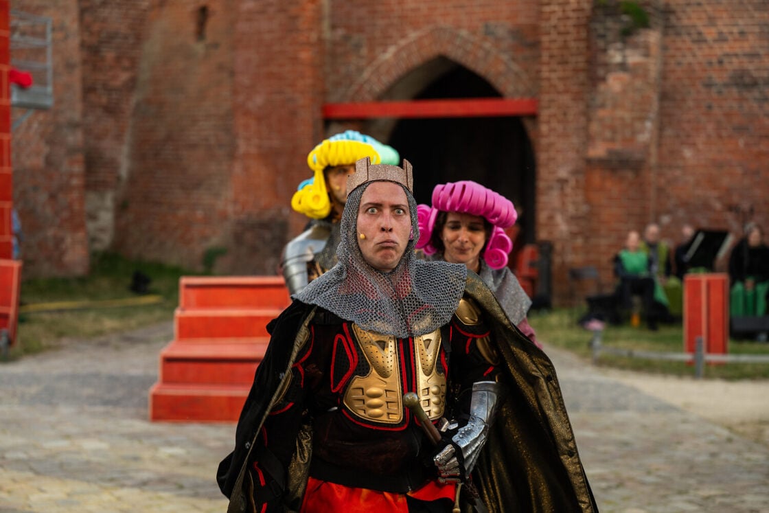 Die neue Hafenbühne Tangermünde zeigt „Spamalot“. Foto: Theater der Altmark