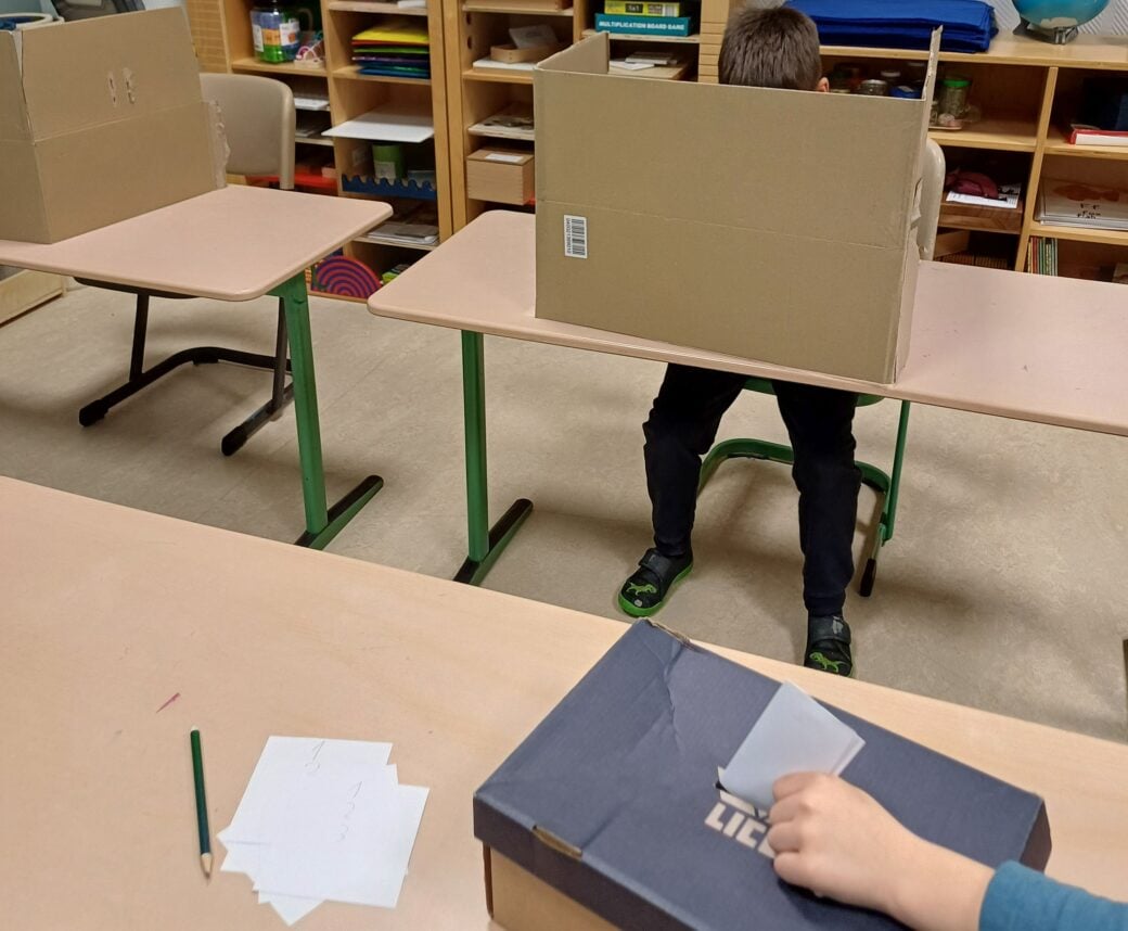 Grundschulkinder stimmen an der Freien Schule GoitzscheFlieger in Bitterfeld-Wolfen in selbstgebauten Wahlkabinen ab. Foto: Karina Ende