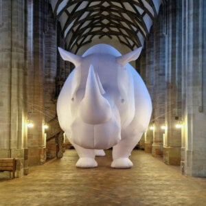 Ein überlebensgroßes Nashorn aus weißem Stoff in der St. Moritzkirche in Halle (Saale)