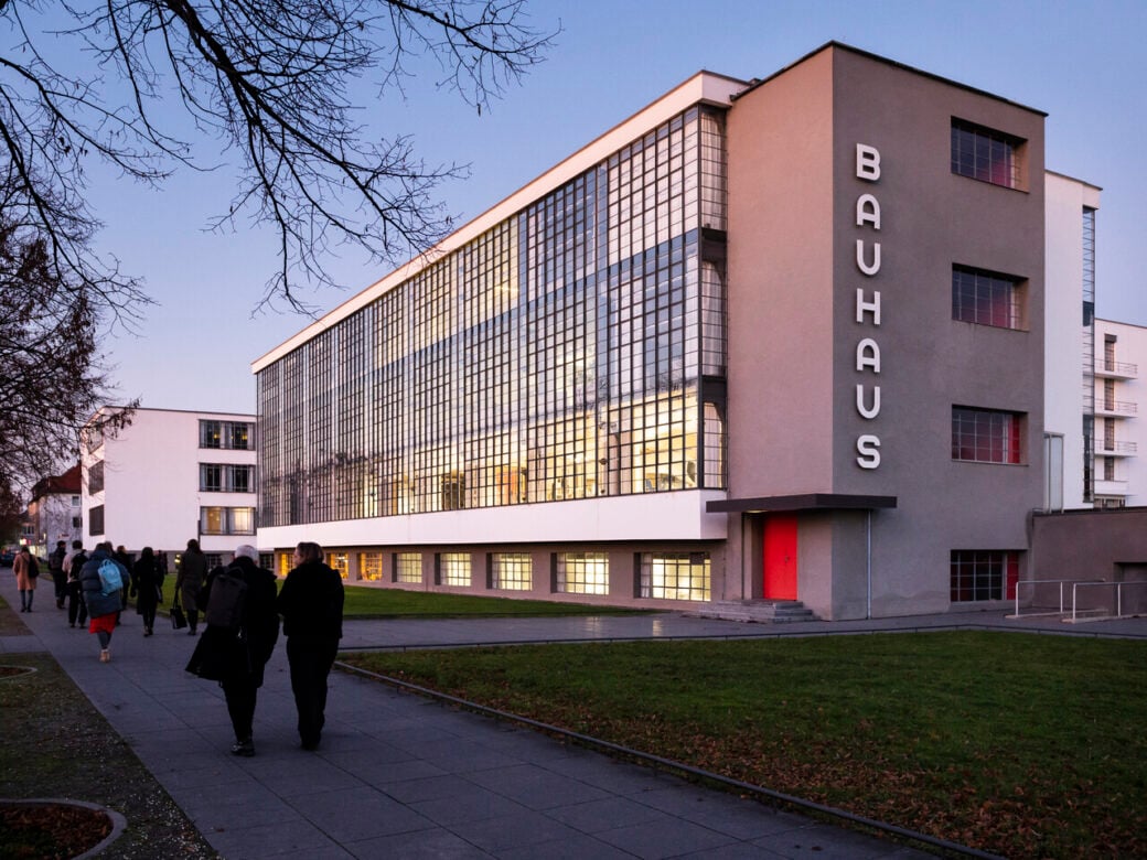 Bauhausgebäude in Dessau mit Abendstimmung zur Konferenz "Bauhaus sammeln" im Jahr 2019