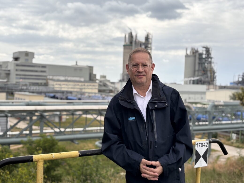 Carsten Franzke, Geschäftsführer der SKW Piesteritz, mit dem Agro-Chemiepark Piesteritz im Hintergrund. Foto: Marie Landes