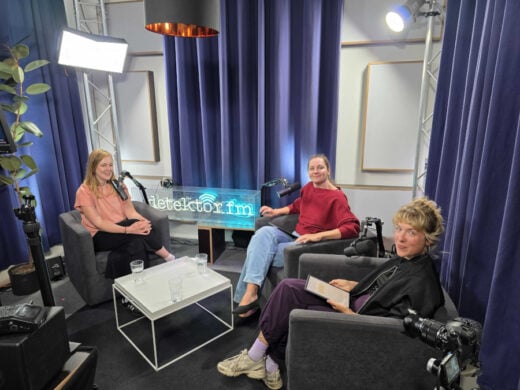 Valerie Schönian, Katja Schmidt und Marie Landes im Podcast-Studio von detektor.fm. Schnappschuss: Leonard Schubert.