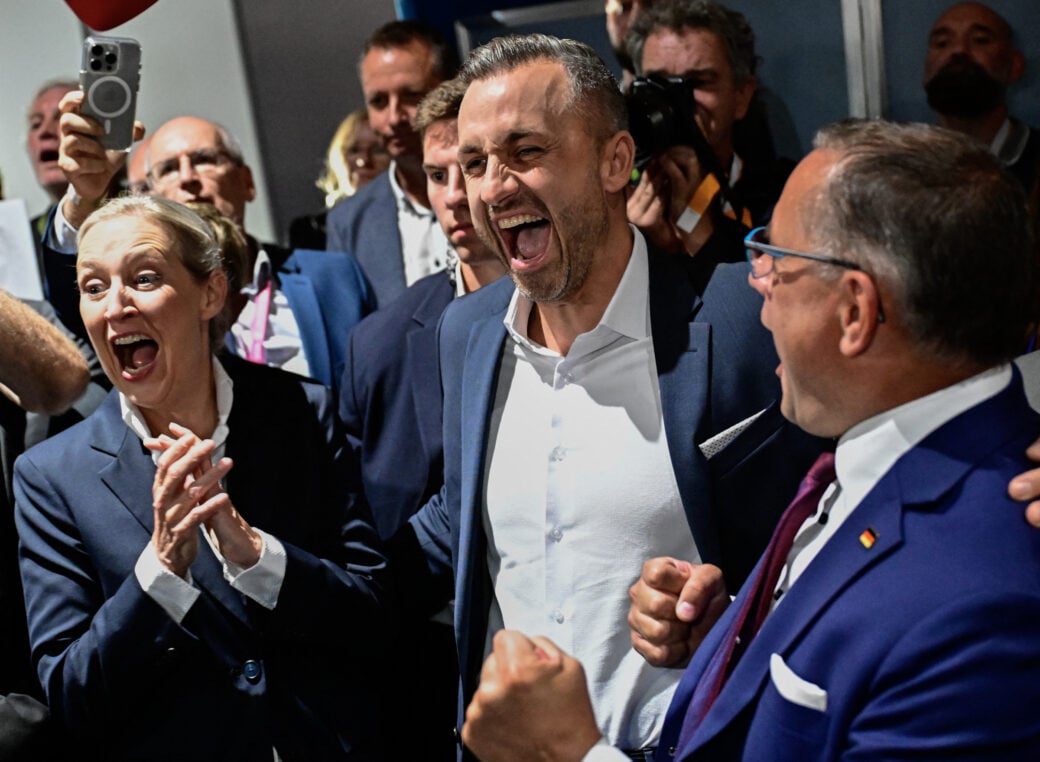 Landtagswahl Sachsen-Anhalt 2026: Alice Weidel, Ulrich Siegmund und Tino Chrupalla jubeln über Wahlerfolg in Magdeburg. Foto: Tobias Schwarz / AFP.