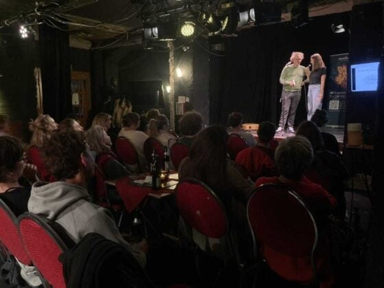 Domenico Müllensiefen auf der Bühne im Gespräch mit Katja Schmidt. Foto: Jessica Hughes