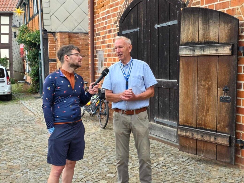Gerolf Meyer im Gespräch mit Werner Eifrig in Werben. Foto: Leonard Schubert.