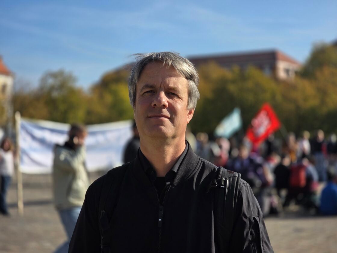 Pascal Begrich von Miteinander e.V. auf dem Domplatz. Fotograf: Leonard Schubert.