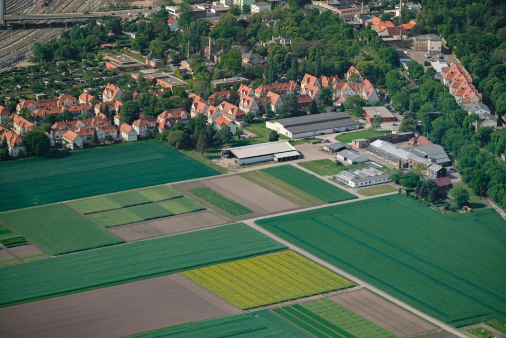 Blick auf die Versuchsstation "Julius Kühn", auf der sich der Ewige Roggen befindet. Foto: Uni Halle / Maike Glöckner