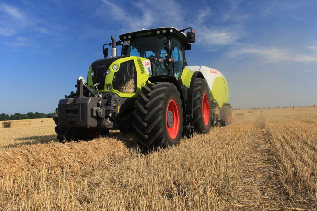 Ein Traktor fährt über ein Getreidefeld. Foto: Shutterstock/ BG Media